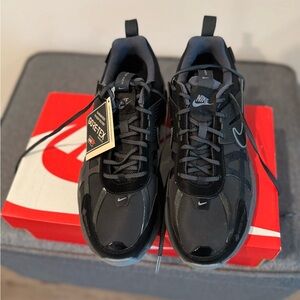 Nike Unisex (Women’s 9.5/Men’s 8) Iron Gray/Black GORE-TEX Waterproof Sneakers